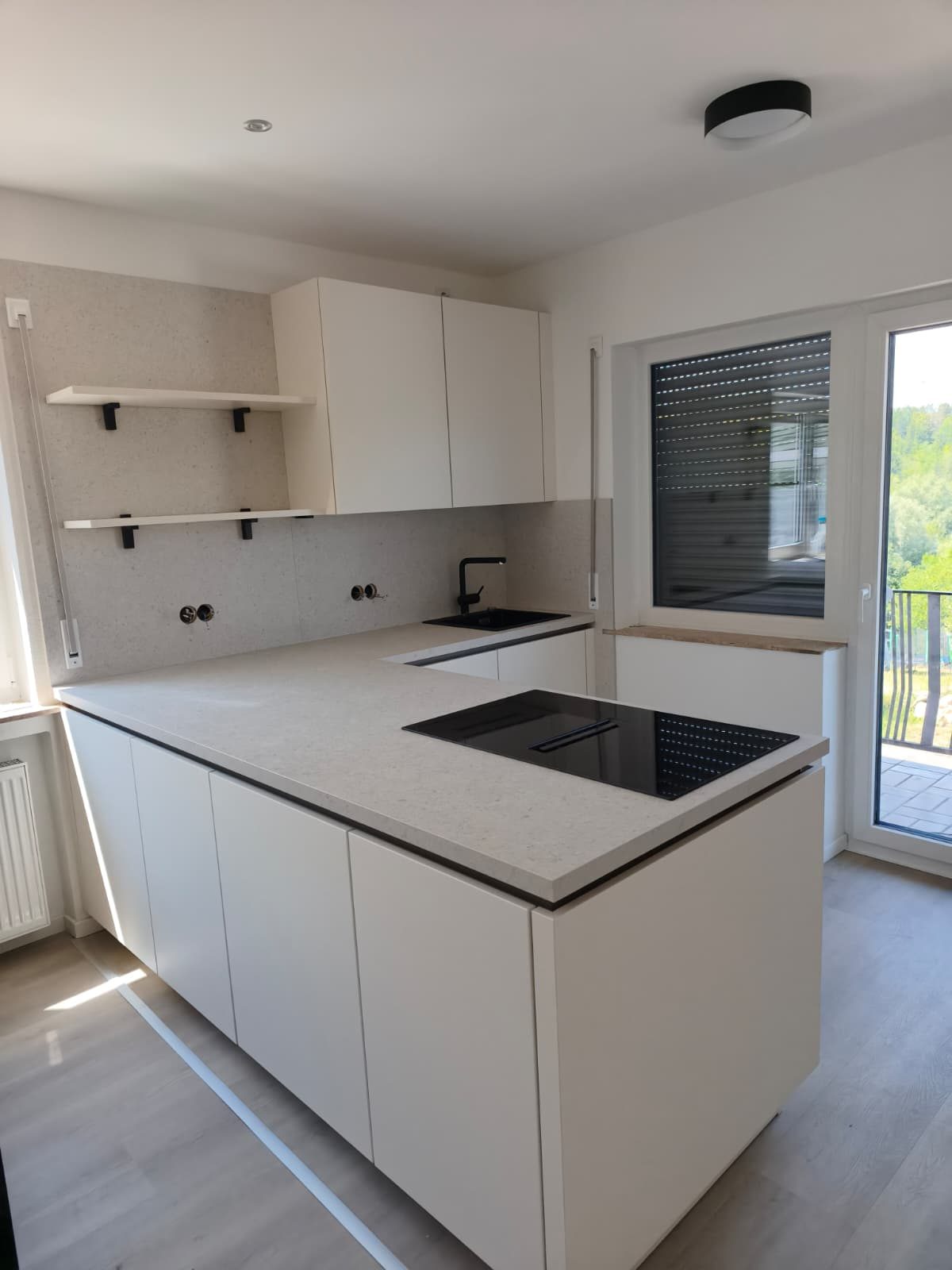Küche mit Backofen und Hochschränken