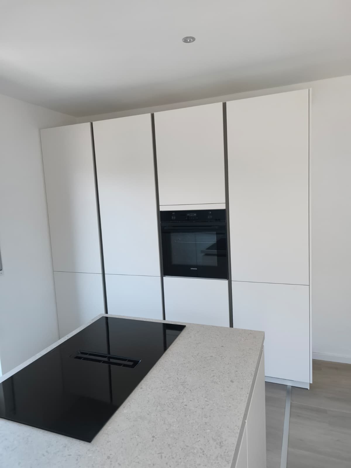 Moderne Küche mit Kochinsel